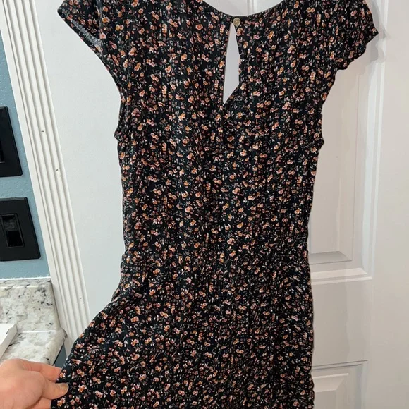 American Eagle Flowery pattern Romper - Picture 4 of 4